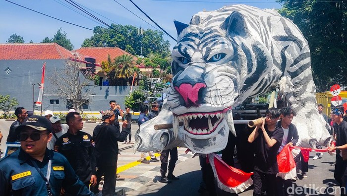 Ribuan orang tumplek di kawasan wisata Lembang, Kabupaten Bandung Barat (KBB) demi memeriahkan HUT ke-78 Republik Indonesia dalam balutan Lembang Carnival Days.