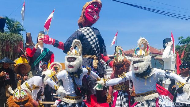 Ribuan orang tumplek di kawasan wisata Lembang, Kabupaten Bandung Barat (KBB) demi memeriahkan HUT ke-78 Republik Indonesia dalam balutan Lembang Carnival Days.