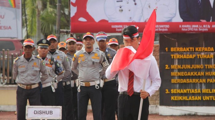 Robert Herison (22) tersangka pengalungan bendera ke anjing ikut apel kebangsaan. (Dok Polres Bengkalis)
