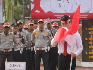Pria Kalungkan Merah Putih ke Anjing Bebas, Ikut Apel Kebangsaan-Cium Bendera
