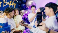 Ada anak yang terlihat ingin meniup lilin ulang tahun ayahnya. Foto: instagram Ruben Onsu
