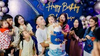 Ruben, keluarga besar, dan timnya tampak bahagia menyambut hari kelahirannya. Hal ini terlihat dari momen tiup lilin dengan wajah yang gembira. Foto: Instagram/ruben_onsu