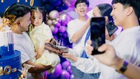 Selain kue bertingkat, ada juga kue cokelat yang manis dan cantik diberikan sebagai kejutan. Tak lupa lilin yang ditancapkan di atas kuenya. Foto: Instagram/ruben_onsu