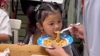 Memiliki jadwal yang padat tidak berarti Ruben melupakan keluarganya. Ia bahkan menyempat diri untuk menyuapi anaknya sebelum berangkat sekolah. Foto: Instagram/ruben_onsu