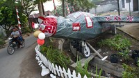 Menghias kampung sudah menjadi tradisi tahunan Desa Kolam untuk menyambut HUT ke-78 RI.  
