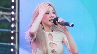 Dengan kostum yang siap disiram air, Sandara Park naik panggung dalam kondisi kering dan turun setelah basah kuyup. (Foto: dok. Instagram @daraxxi)  