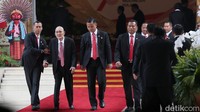 Tampak Wakil Presiden ke-6 Try Sutrisno meninggalkan ruang sidang. 