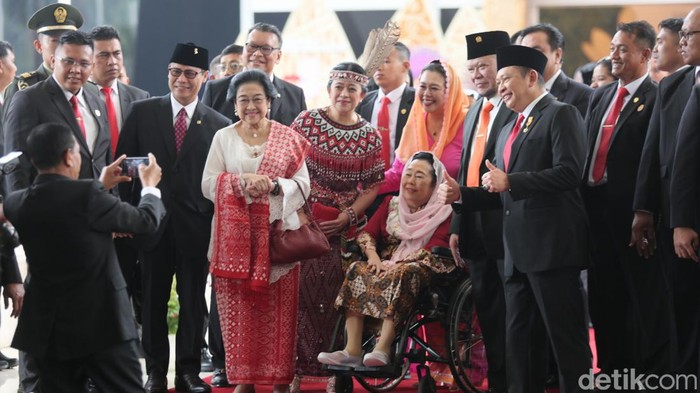 Sejumlah Tokoh Tinggalkan Komplek Parlemen Saat Jeda Sidang Tahunan Sejumlah tokoh meninggalkan gedung usai sidang tahun MPR di Komplek Parlemen, Senayan, Jakarta, Rabu (16/8/2023).