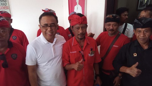 Sekretaris DPD PDI Perjuangan Bali IGN Jaya Negara menyatakan akan menindaklanjuti aspirasi dari simpatisan dan kader PAC PDI Perjuangan Kediri agar Mulyadi kembali terdaftar sebagai bacaleg Provinsi Bali, Rabu (16/8/2023). (Aryo Mahendro/detikBali).