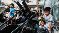 Anak-anak juga bisa mencoba naik alutsista ini lho.