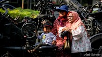 Selain itu l, pameran alutsista TNI juga memperkenalkan peralatan, baik kendaraan tempur dan juga persenjataan untuk edukasi ke masyarakat.