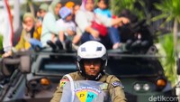 Pengunjung juga dikawal anggota Polisi Militer saat keliling naik tank Anoa.