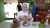 Bakso Sido Moro di Jalan Hidup Baru, Gandaria Selatan juga memikat selera Shanty Denny. Di sini bakso disajikan bersama tulangan yang besar.