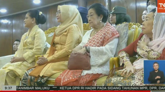 Sinta Nuriyah Wahid dan Yenny Wahid duduk dekat Megawati
