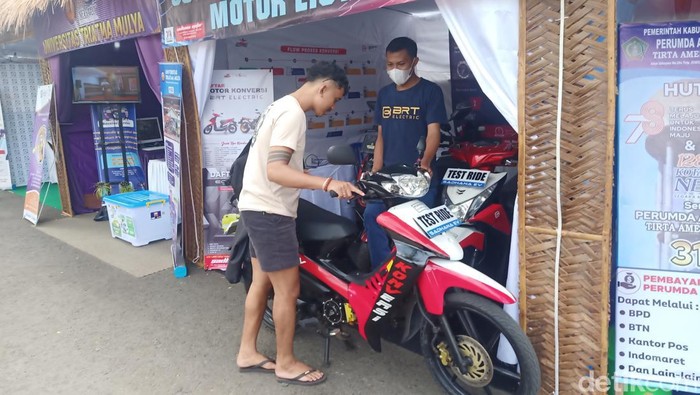 Stan sosialisasi konversi motor listrik pada pameran IKM dan UMKM serangkaian perayaan HUT Kota Negara ke-128 dan HUT RI ke-78 di halaman Gedung Kesenian Ir. Soekarno, Selasa (15/8/2023). (I Putu Adi Budiastrawan/detikBali).