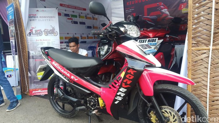 Stan sosialisasi konversi motor listrik pada pameran IKM dan UMKM serangkaian perayaan HUT Kota Negara ke-128 dan HUT RI ke-78 di halaman Gedung Kesenian Ir. Soekarno, Selasa (15/8/2023). (I Putu Adi Budiastrawan/detikBali).