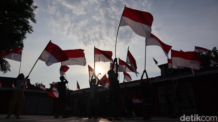 Suasana jelang peringatan HUT RI di kawasan Lio Genteng, Kota Bandung.