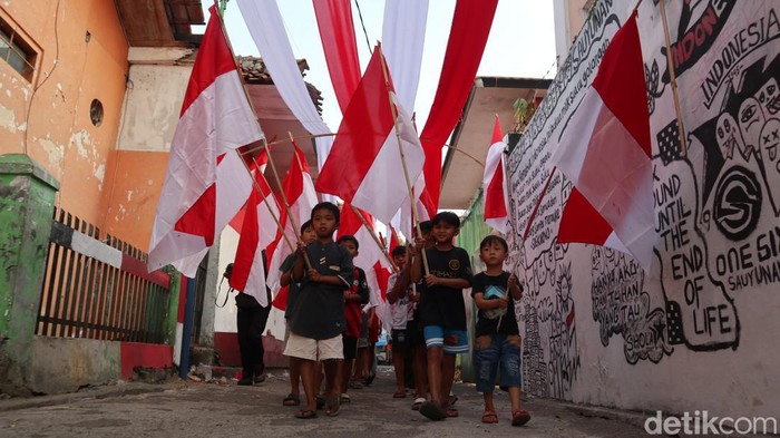 Suasana jelang peringatan HUT RI di kawasan Lio Genteng, Kota Bandung.