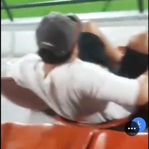 Tangkapan layar diduga suporter Arema FC merusak kursi stadion Kapten i Wayan Dipta, Gianyar.