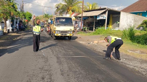 Polisi lalu lintas melakukan olah TKP di lokasi kecelakaan maut antara pengendara motor dan mobil di jalur Kediri-Tanah Lot, Desa Pandak Gede, Kediri, pada Rabu (16/8/2023) pagi.