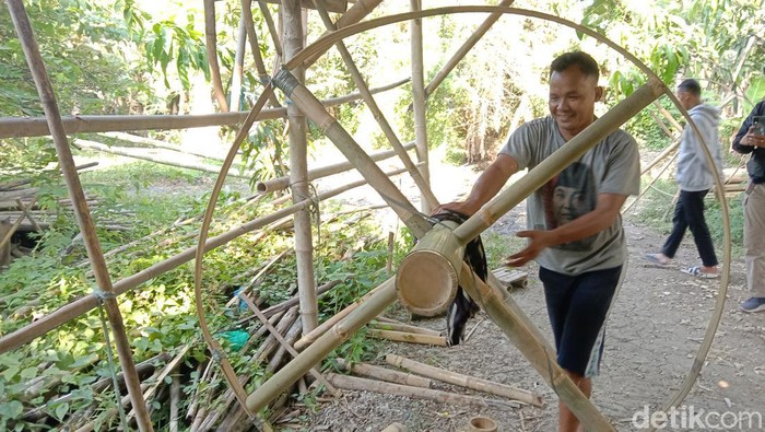 Takmad membersihkan panjat pinang bambu yang sudah dipesan untuk lomba tujuh belasan