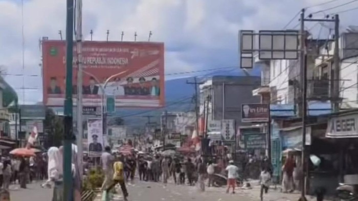 Tangkapan layar video pawai karnaval HUT ke-78 RI di Madina ricuh. (Foto: Istimewa)