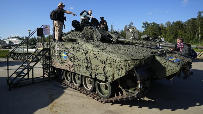 Tank-tank Ukraina yang Rusak Dipamerkan di Moskow Journalists visit an exhibition of tanks and APCs of Ukrainian armed forces damaged and captured during the fighting in Ukraine at the International Military Forum Army-2023 in the Patriot Park near Moscow in Moscow, Russia, Tuesday, Aug. 15, 2023.(AP Photo/Alexander Zemlianichenko)