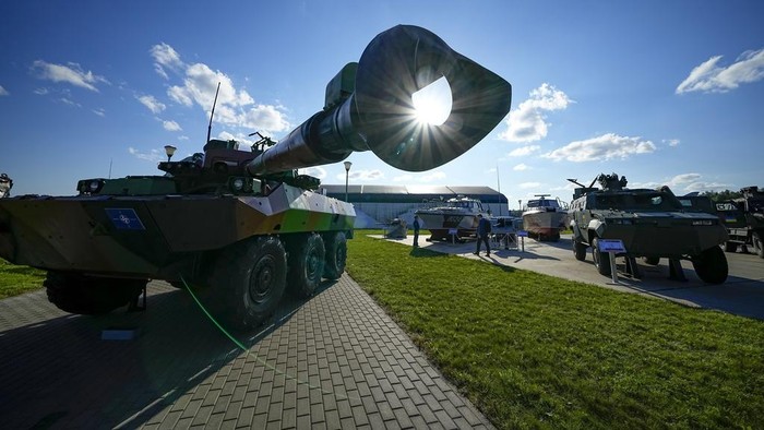 Tank-tank Ukraina yang Rusak Dipamerkan di Moskow Journalists visit an exhibition of tanks and APCs of Ukrainian armed forces damaged and captured during the fighting in Ukraine at the International Military Forum Army-2023 in the Patriot Park near Moscow in Moscow, Russia, Tuesday, Aug. 15, 2023.(AP Photo/Alexander Zemlianichenko)