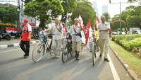 Berjalan bersama rombongan dari Gedung Juang 45 menuju Tugu Proklamasi. Foto: Doc. Kemdikbud