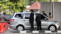 Mobil tamu undangan yang memasuki gedung DPR akan diperiksa petugas gabungan. 