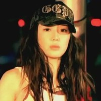 Sebelum debut bersama 2NE1, Park Bom telah menjadi buah bibir karena kecantikannya dalam iklan Samsung. Bentuk hidungnya juga terlihat lebih mancung.Foto: dok. Instagram @newharoobompark