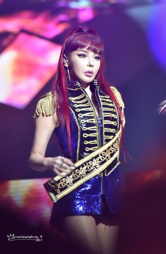 Dagu Park Bom terlihat lebih runcing saat tampil di acara penghargaan MAMA 2015. Dia tampil di hadapan publik setelah hiatus karena tuduhan penggunaan narkoba. Foto: dok. Instagram @newharoobompark