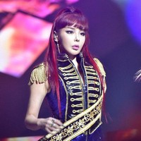 Dagu Park Bom terlihat lebih runcing saat tampil di acara penghargaan MAMA 2015. Dia tampil di hadapan publik setelah hiatus karena tuduhan penggunaan narkoba. Foto: dok. Instagram @newharoobompark