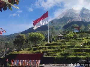 Potret Pengibaran Bendera Merah Putih Raksasa Berlatar Puncak Merapi