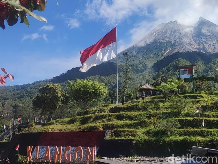 Potret Pengibaran Bendera Merah Putih Raksasa Berlatar Puncak Merapi