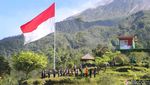 Potret Pengibaran Bendera Merah Putih Raksasa Berlatar Puncak Merapi