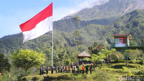 Upacara pengibaran bendera Merah Putih raksasa di Bukit Klangon lereng Gunung Merapi, Sleman, Rabu (16/8/2023).