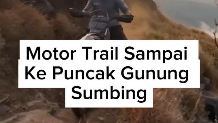 Viral video rombongan pemotor trail naik puncak Gunung Sumbing. Foto diunggah pada Rabu (16/8/2023).
