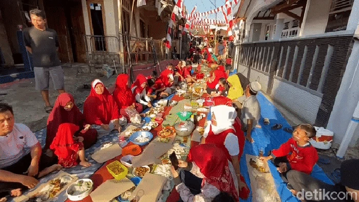 Warga Kecamatan Cibadak, Kabupaten Sukabumi isi hari kemerdekaan dengan botram