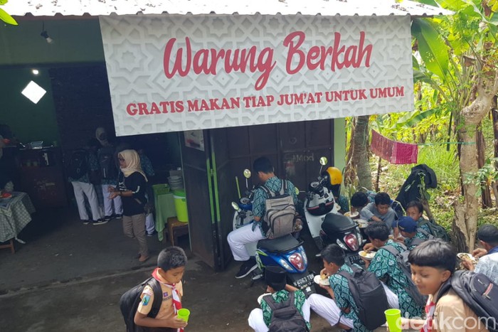 Warung berkah di Pasuruan yang menyediakan makanan gratis setiap hari Jumat