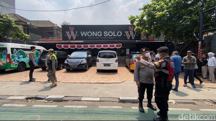 YouTuber dan ojol sempat terlibat keributan gegara konten mencegat motor lawan arah di Tebet. YouTuber dievakuasi warga ke Wong Solo pada Selasa (16/8) malam.