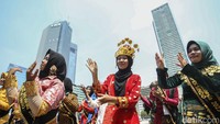 Duta Maritim Indonesia yang menari bersama ini sebanyak 100 orang. 