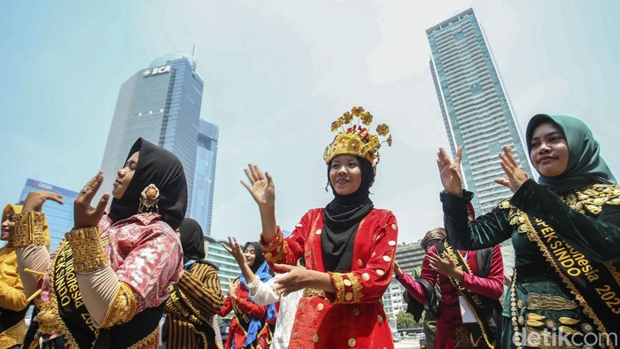 100 penari dari Duta Maritim Indonesia melakukan tarian secara bersama-sama di Bundaran HI, Jakarta, Kamis (17/8/2023).
