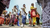 Mereka tampak lincah menampilkan tarian campuran nasional dan milenial secara bersama-sama. 