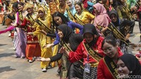 Mereka menari dalam rangka membangun literasi maritim Indonesia. 