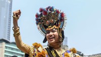 Mereka menari dengan mengenakan pakaian adat dari daerahnya masing-masing.