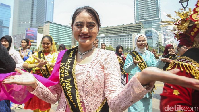100 penari dari Duta Maritim Indonesia melakukan tarian secara bersama-sama di Bundaran HI, Jakarta, Kamis (17/8/2023).