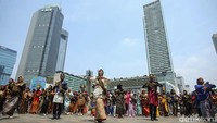 Duta Maritim Indonesia menari bersama di Bundaran HI, Jakarta, Kamis (18/8/2023).