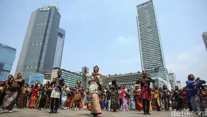 100 Duta Maritim Indonesia Menari Bersama di Bundaran HI 100 penari dari Duta Maritim Indonesia melakukan tarian secara bersama-sama di Bundaran HI, Jakarta, Kamis (17/8/2023).