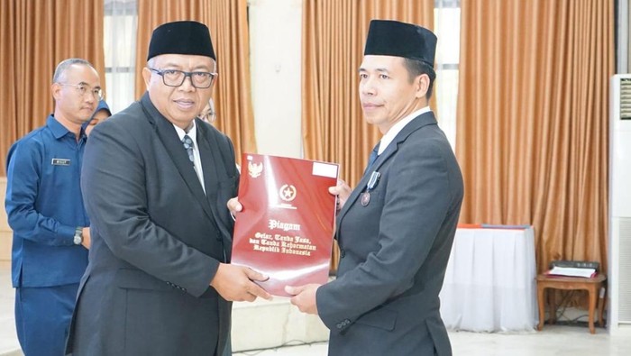 21 PNS Pemkab Sukabumi Terima Anugerah Satyalancana Karya Satya